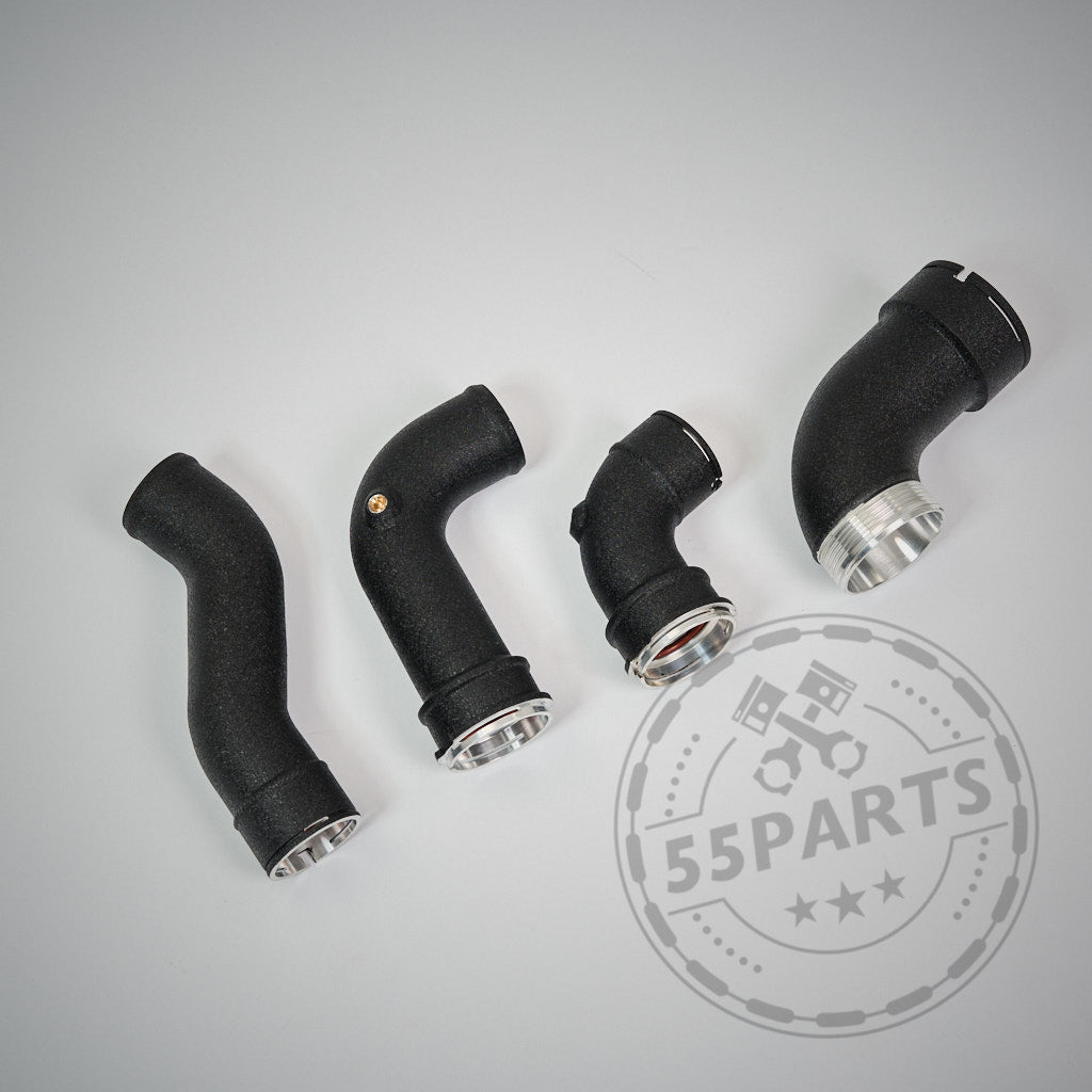 Auf hellgrauem Untergrund sind vier 55Parts Aluminium Chargepipes für die Modelle BMW M2 G87, M3 G80/G81 und M4 G82/G83 S58, jeweils mit Aluminium-Endstücken, in einer Reihe angeordnet.