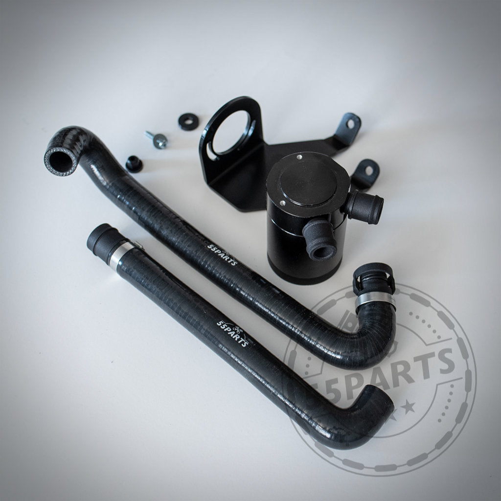 Das exklusive Ölauffangsystem für die B58 F-Serie (M140i, M240i, 340i, 440i) & Bannik Engineering wird mit schwarzen Schläuchen und Hardware auf einer weißen Oberfläche gezeigt – ideal für PCV-Upgrades; inklusive Zertifikat.