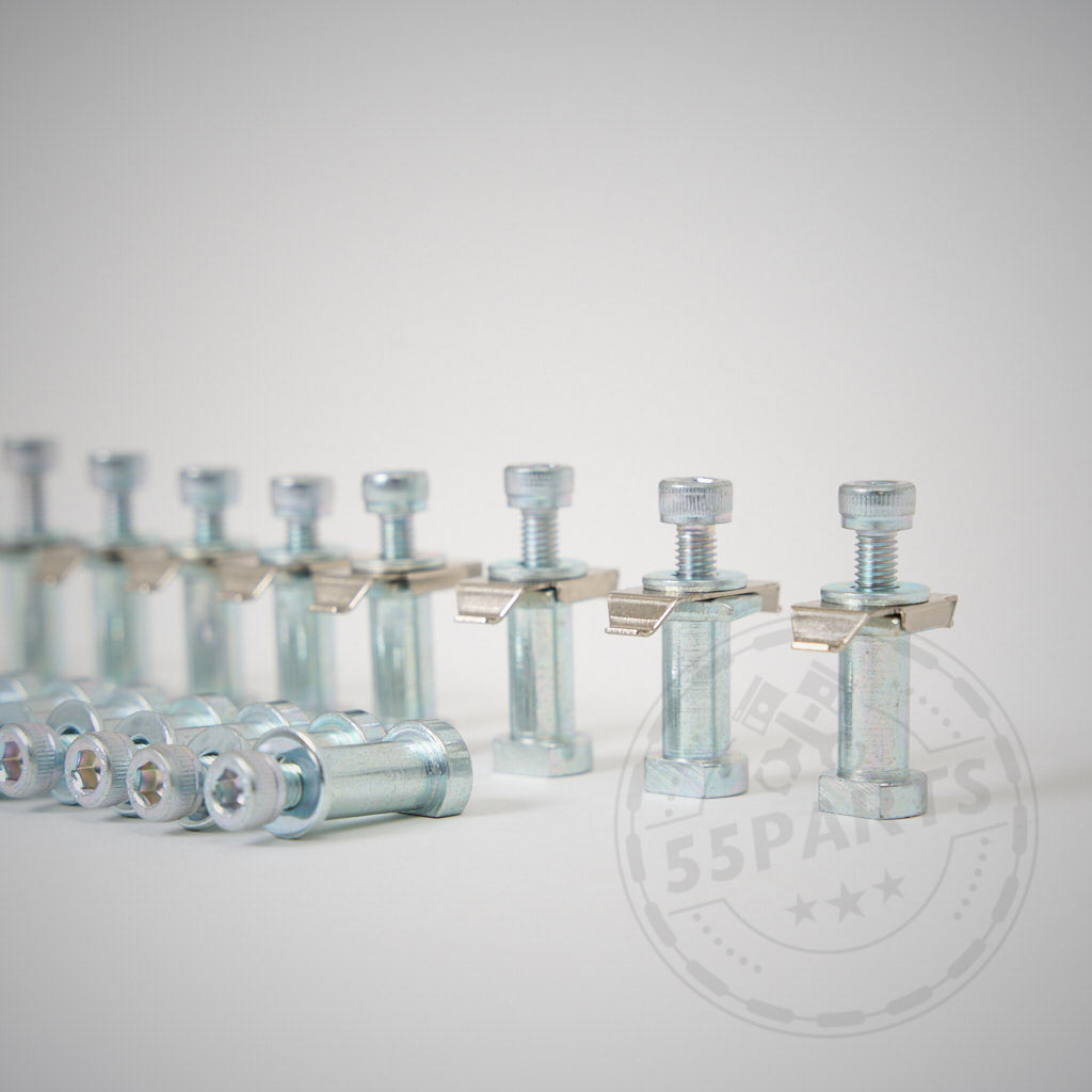 Eine Reihe Spezial-Schraubensatz, Bobbin Kit passend für Brembo Bremsscheibe (355x32) Schrauben, aufgereiht auf einer weißen Oberfläche mit einem schwachen 55Parts-Wasserzeichen.