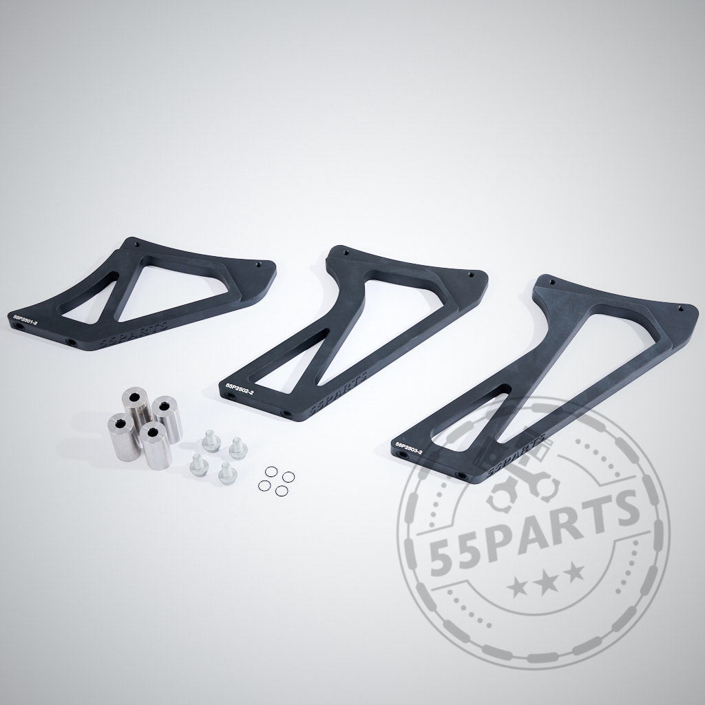 Drei schwarze CNC-gefräste Haltefüße (Spoilerfüße) von 55Parts, aus mattschwarz eloxiertem 6063 Aluminium, mit Bolzen, Abstandshaltern und Unterlegscheiben auf hellgrauem Hintergrund für Heckflügel/Spoiler.