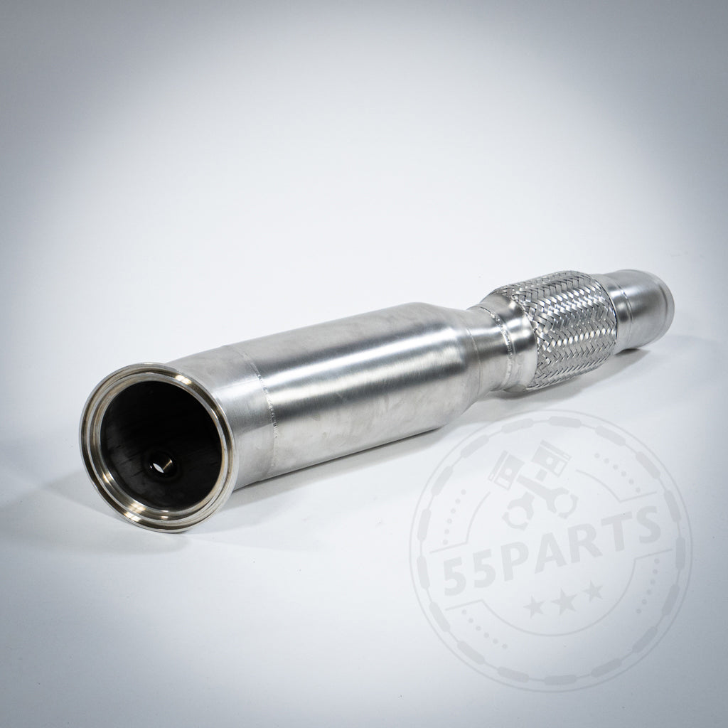 Die 55Parts Special High Flow Downpipe (Euro 6 200 Zeller) von 55Parts & MH Pipes, entwickelt für BMW M140i-840i, X3, X4, Z4 und Supra B58(TU), ist auf einem hellen Hintergrund mit einem geriffelten Griff für optimierte Strömungseinstellungen abgebildet.