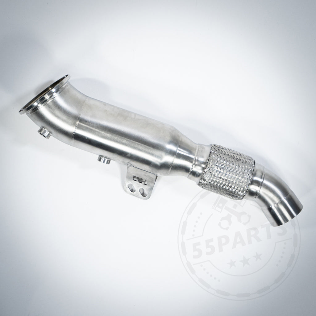 Die 55Parts Special High Flow Downpipe (mit Euro 6 200 Zeller) von 55Parts & MH Pipes passt für BMW M140i, M240i, M340i, 440i, 540i, 640i, 740i, 840i, X3, X4, Z4 & Supra B58(TU) F-/G-Serie; abgebildet auf weißem Grund.