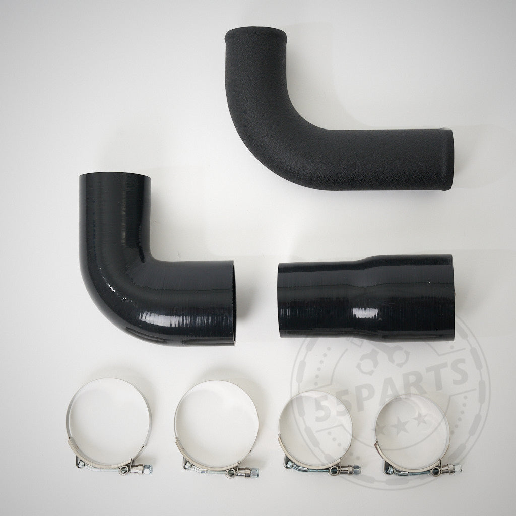 Auf weißem Hintergrund sind zwei schwarze L-förmige Rohre, ein gerades Aluminium-Verrohrungsrohr, vier Metallklemmen und ein Silikonverbinder aus dem 55Parts Ersatz-Ladeluftverrohrungs-Kit 7,5" Race Ladeluftkühler passend für BMW 135i/1er M Coupé/335(x)i N54/N55 E-Serie abgebildet.