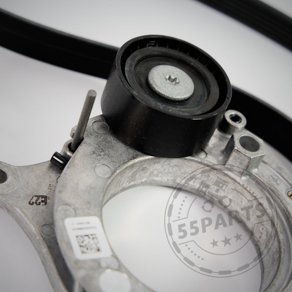 Nahaufnahme eines Riementrieb Komplettset Reparatursatz passend für BMW M140i, M240i, 340i, 440i B58, inklusive Keilrippenriemen mit Riemen und Metallhalterung.