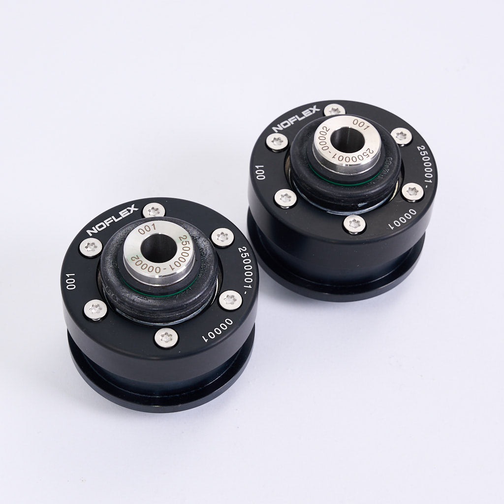 Zwei schwarze, runde NoFlex-Metall-Lager (Uniball Querlenkerlager Trailing Arm hinten MQB Plattform für Golf 7, A3, Audi TT, Leon 5F) von 55Parts sind auf einer weißen Fläche mit nummerierten Etiketten abgebildet.
