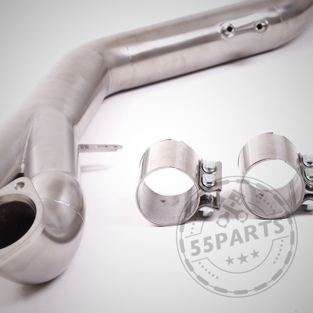 Das OPF-ERSATZROHR, einzelnes 3,5-Zoll-Mittelrohr & MH Pipes passend für BMW G8x-Modelle (M2, M3 Competition, Touring, M4 Competition S58), mit zwei Metallklemmen und strömungsoptimierten Downpipes, abgebildet auf weißem Hintergrund.