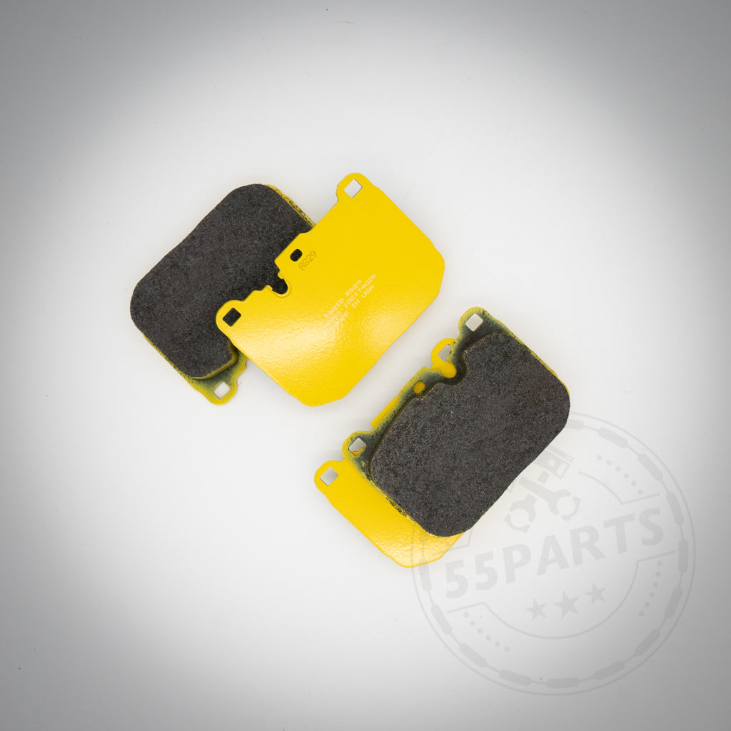 Zwei gelbe Pagid-Bremsbeläge für 6-Kolben-BMW-Bremssättel, konzipiert für F87 M2 Competition/CS (Track Pack), F80 M3, F82/F83 M4, F10 M5 und F13 M6; dargestellt mit dunklen Reibflächen auf hellem Hintergrund.