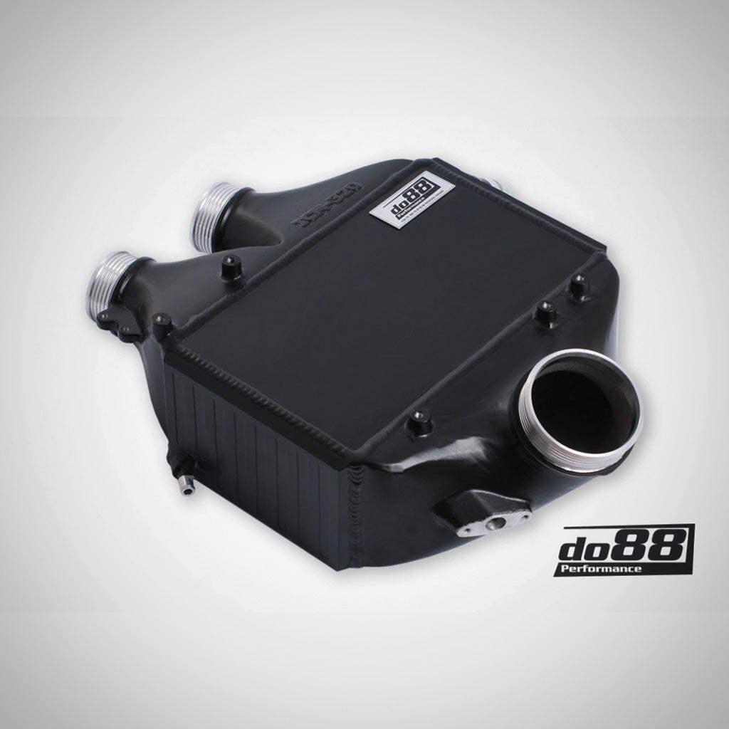 Der do88 Performance Aluminium-Ladeluftkühler passend für BMW M2 Competition, M3 und M4 S55 verfügt über drei silberne Rohranschlüsse – ideal für S55-Tuning und Full Bolt On-Upgrades.