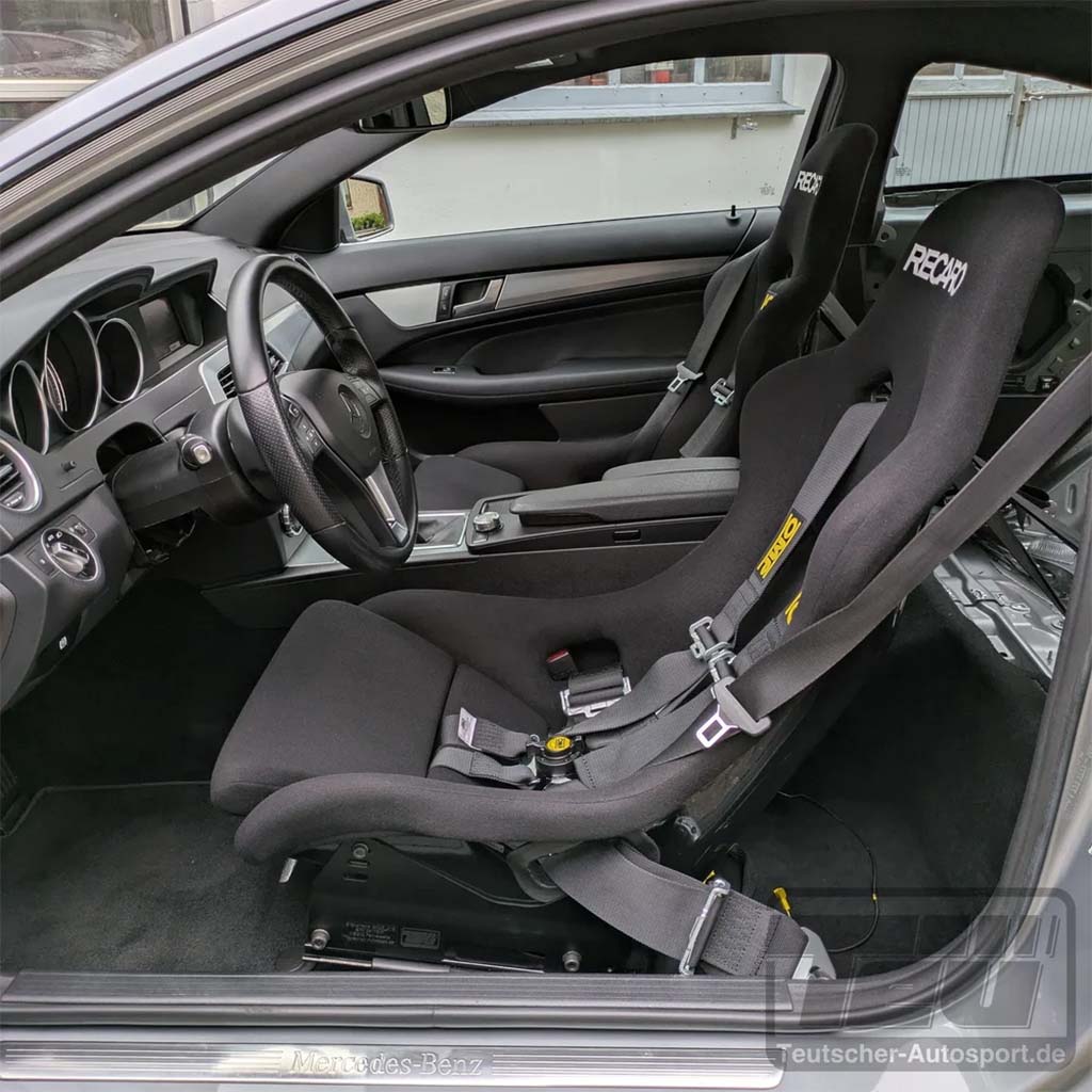 Fahrzeuginnenausstattung mit Teutscher Recaro, Sparco, OMP Sitzkonsolen für Mercedes Benz C-Klasse W204 (mit Materialgutachten).