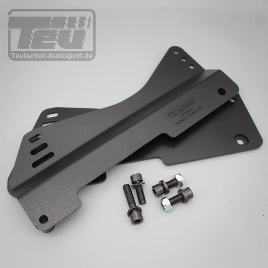 Zwei schwarze Metallbügel und vier Schrauben mit Bolzen, kompatibel mit Teutscher Recaro, Sparco, OMP Sitzkonsolen für VW Golf 7, Audi TT, Seat Leon Cupra usw., abgebildet auf hellgrauem Hintergrund.