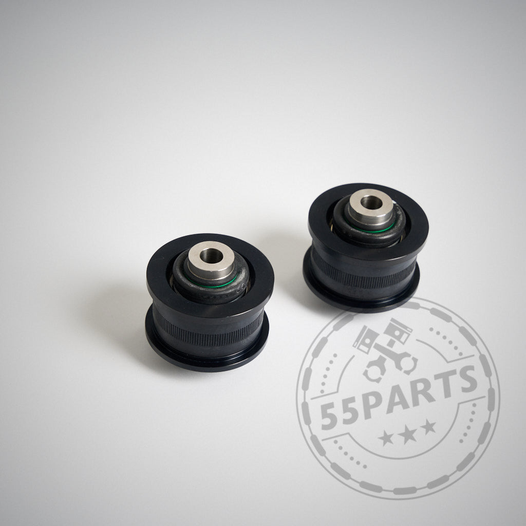 Zwei schwarze NoFlex-Lager (Uniball Lager vordere Zugstrebe), kompatibel mit BMW G80, G81, G82, G87 (M2, M3, M4) inkl. Sondermodellen und xDrive, ruhen auf einer weißen Oberfläche mit einem 55Parts-Logo in der unteren rechten Ecke.