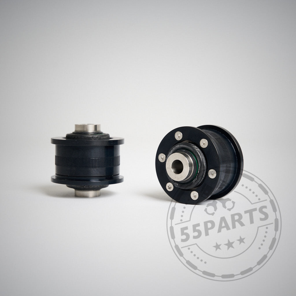 Zwei schwarze NoFlex-Lager (Uniball Lager vordere Zugstrebe), passend für BMW G80, G81, G82, G87 (M2, M3, M4 inkl. Sondermodelle & xDrive), liegen auf einer weißen Oberfläche mit einem kleinen 55Parts-Wasserzeichen in der Ecke.