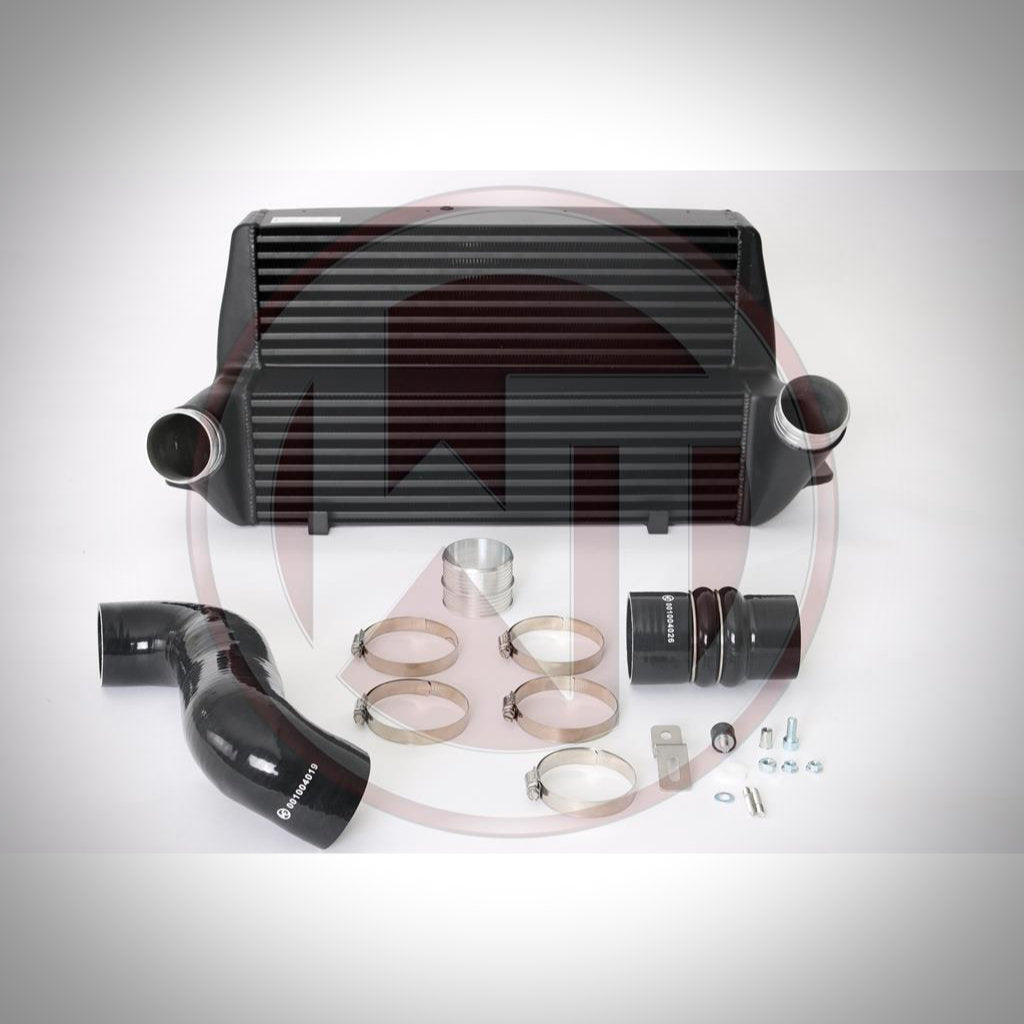 Wagner Tuning Evo 3 Ladeluftkühler Kit passend für BMW 135i, 1er M Coupé, 335i(x) N54/N55 E-Serie inkl. schwarze Schläuche, Metallklammern & Montagematerial – optimal als FBO-Setup oder Ladeluftkühler-Upgrade.