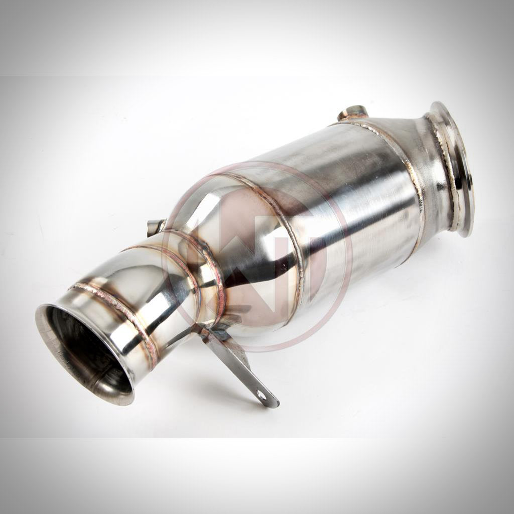 Eine 4" Wagner Tuning Downpipe mit 300 Zeller Kat passend für BMW M135i, M235i, M2, 335i(x) N55 F-Serie (ab 07/2013), mit Schweißnähten und Metallic-Finish, abgebildet auf weißem Hintergrund.