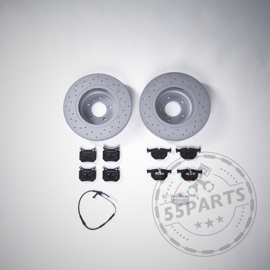 Das 55Parts Spezial-Bremsen-Upgrade-Set für den BMW 3er E9x 335i besteht aus zwei gelochten Bremsscheiben, acht Belägen, einem Kabel und Schrauben – perfekt angeordnet auf weißem Grund. Ideal zur Verbesserung der Bremsleistung an der Vorderachse oder für den Einsatz auf der Rennstrecke.
