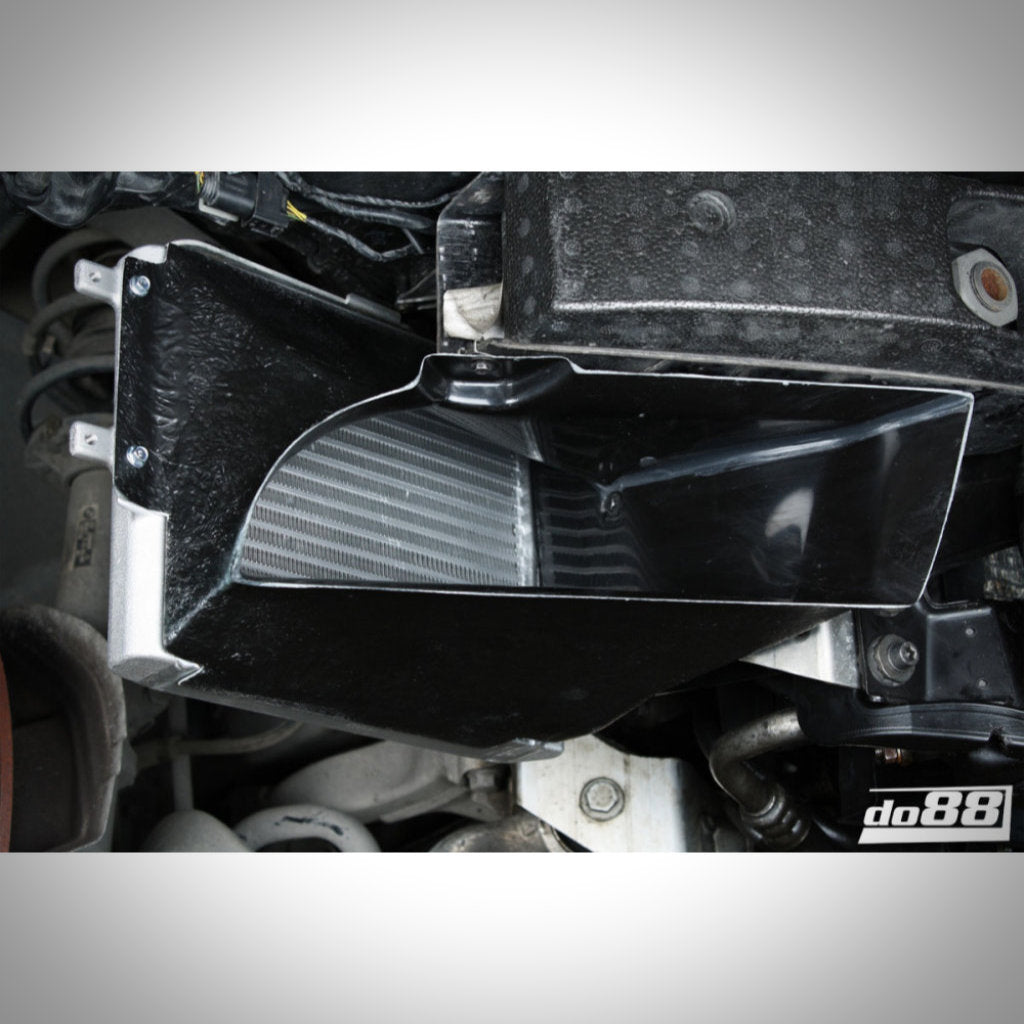 Der do88 DKG und Schaltgetriebe-Ölkühler Rennsport lässt sich sauber in den Motorraum des BMW E9x M3 S65 einbauen, trägt das do88-Logo und gewährleistet eine nahtlose Integration mit dem BMW Kühlsystem.
