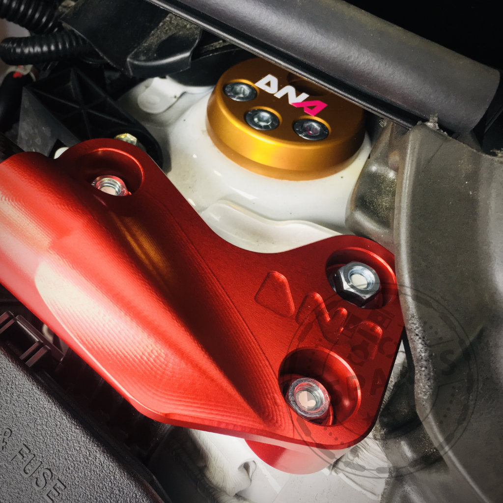 Nahaufnahme des verstellbaren Uniball-Domlagers von DNA Racing im Motorraum eines Toyota Yaris GR, die Fahrspaß und Premium-Tuningshop-Qualität hervorhebt.
