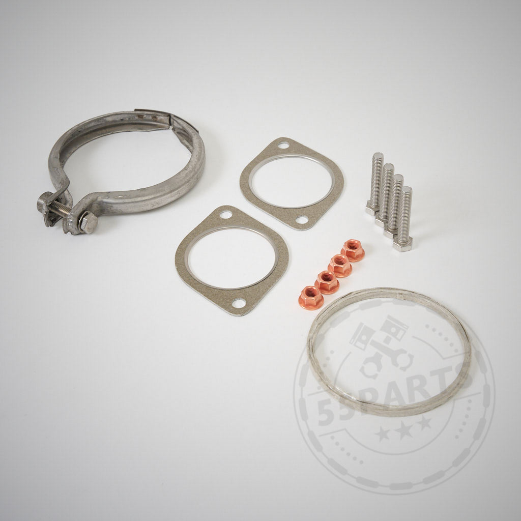 Das 55Parts Einbauset Downpipe passend für BMW 135i, 335i(x) N55 E-Serie beinhaltet einen Montagesatz mit Dichtungen, einer Metallklemme, Schrauben, Muttern und einem Dichtring auf weißem Hintergrund.