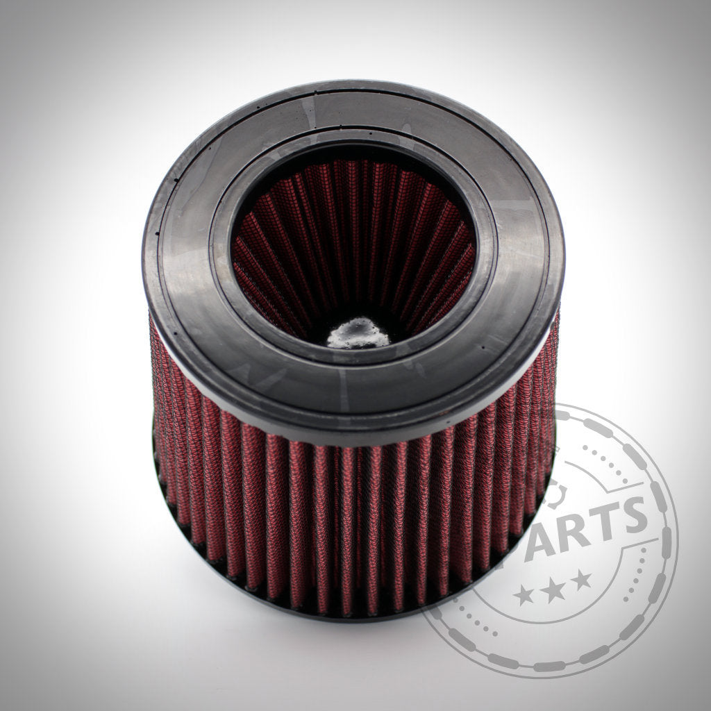 Zylindrischer roter Austauschfilter für die S55/N54 offene Ansaugung von 55Parts, mit schwarzen Gummiendstücken, von oben auf weißem Hintergrund dargestellt. Idealer Ersatzfilter für S55 Ansaugung Systeme.