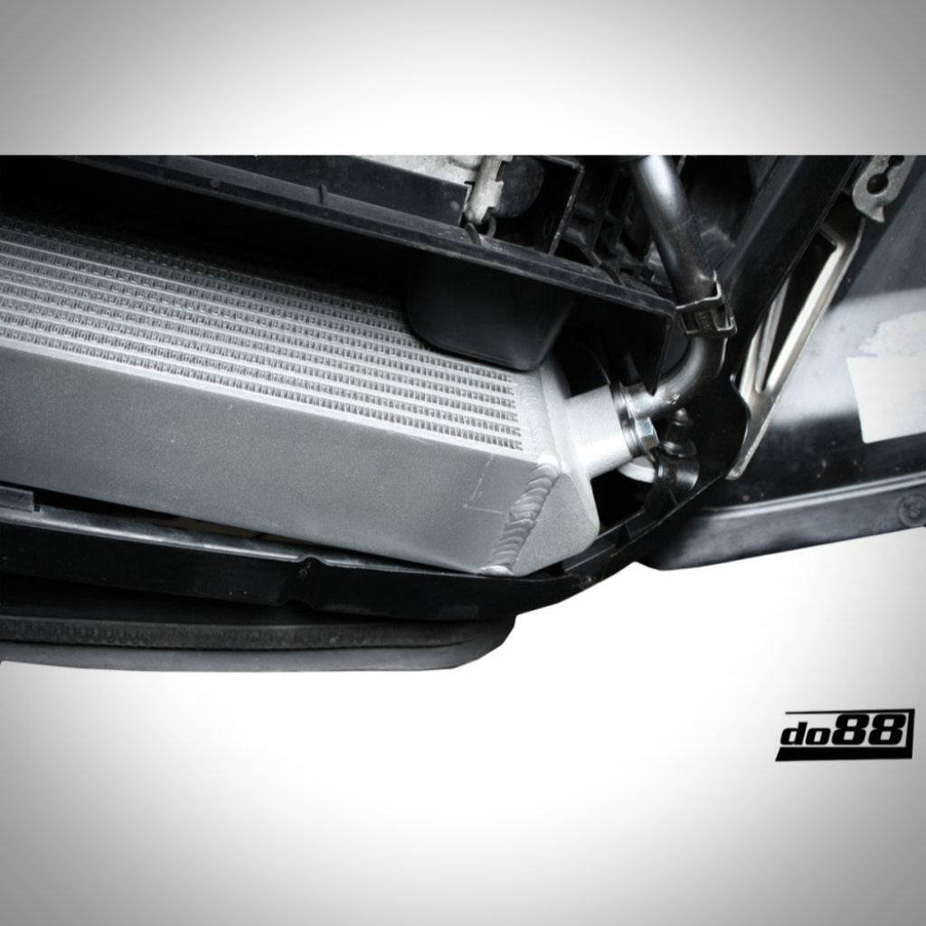 Nahaufnahme eines do88 Motorölkühlers Rennsport passend für BMW E9x M3 S65, der hinter der vorderen Stoßstange installiert ist. In der unteren rechten Ecke ist das do88-Logo sichtbar.