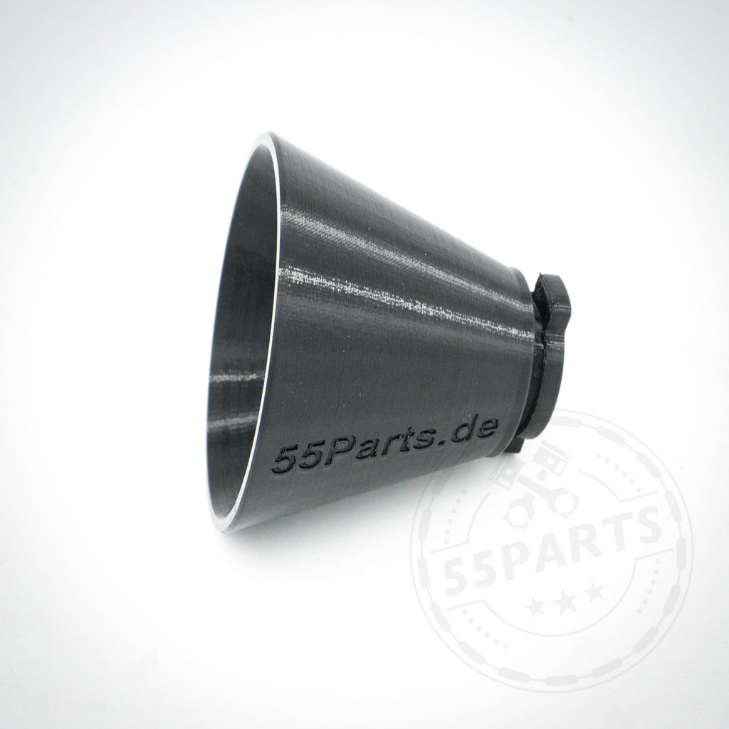 Der 55Parts Special 3D Druck Öleinfülltrichter, passend für alle BMW Modelle, ist ein schwarzes konisches Bauteil mit „line55parts.com“ Gravur und liegt auf weißem Hintergrund.