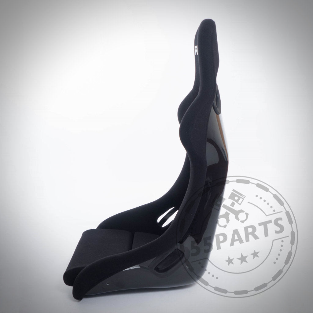 Der Recaro Pole Position Schalensitz (ABE) von Recaro bietet ausgeprägte Seitenwangen für optimalen Komfort bei sportlicher Fahrt. Abbildung in Schwarz von der Seite auf weißem Hintergrund.