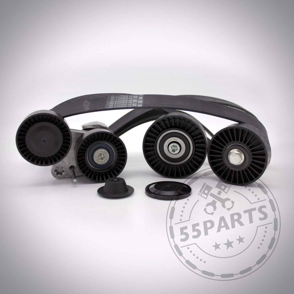 55Parts Riementrieb Komplettkit Reparatursatz passend für BMW 135i, 335i(x) N55 E-Serie: Set mit Riemenspanner, vier schwarzen Umlenkrollen und Keilrippenriemen auf weißem Hintergrund.
