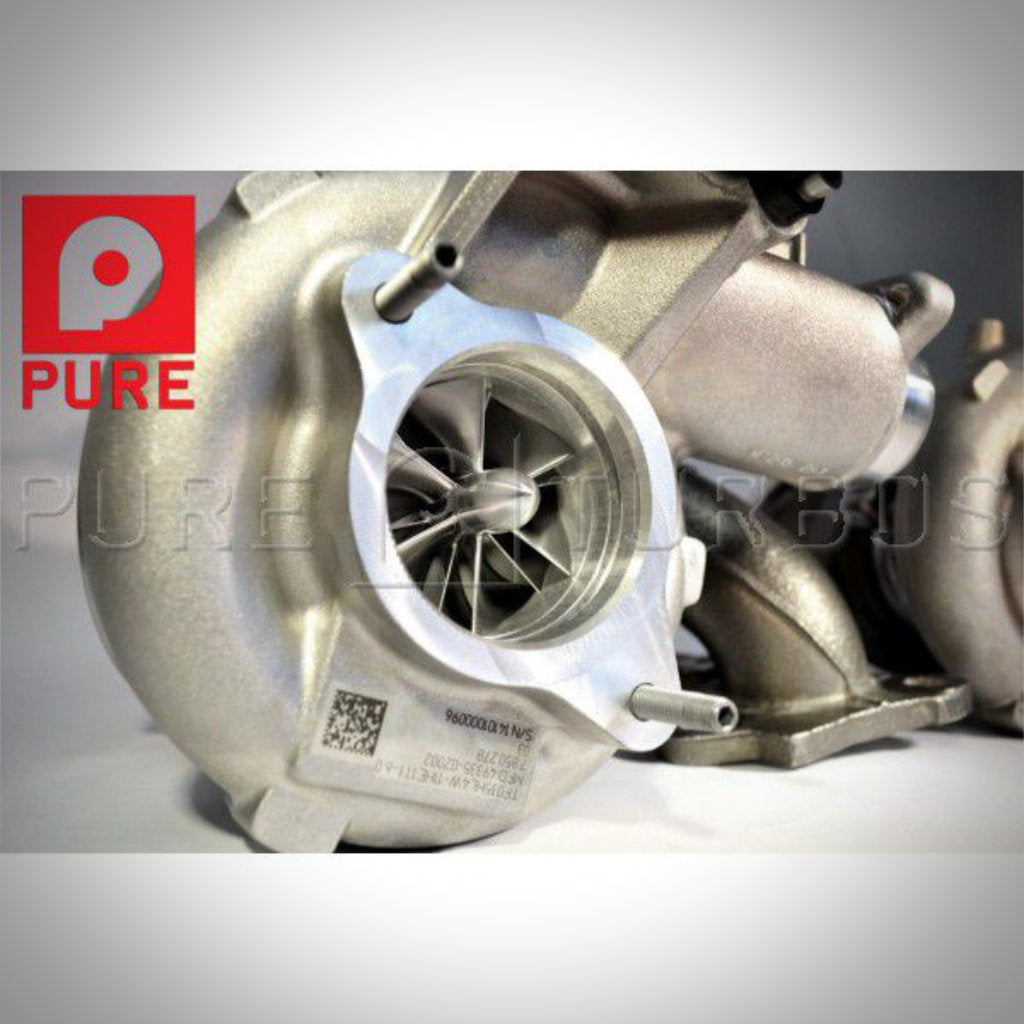 Nahaufnahme eines Pure Stage 2 Upgrade-Turboladers von Pure Turbos, entwickelt für die Motoren BMW M2 Competition, M3 F80 und M4 F8x S55, mit dem roten PURE-Logo in der oberen linken Ecke.