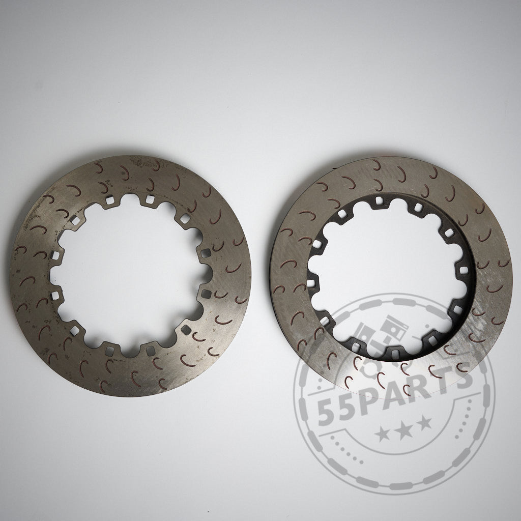 Zwei 55Parts Special: AP Racing 368 x 36 mm S-Vane Reibringe-Kupplungsscheiben werden nebeneinander auf einer ebenen Fläche platziert.