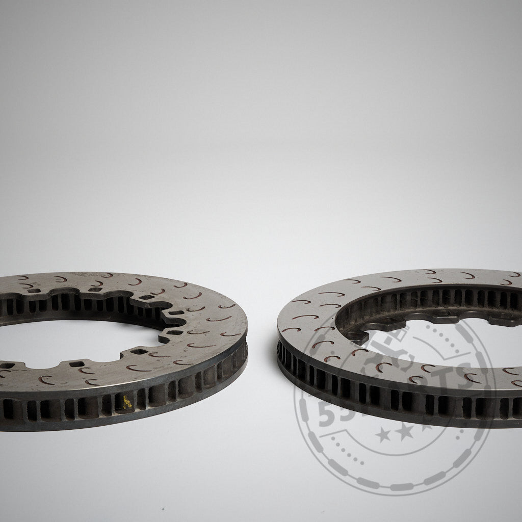 Zwei 55Parts Special: AP Racing 368 x 36 mm S-Vane Reibringe-Kupplungsscheiben werden nebeneinander auf einer ebenen Fläche platziert.