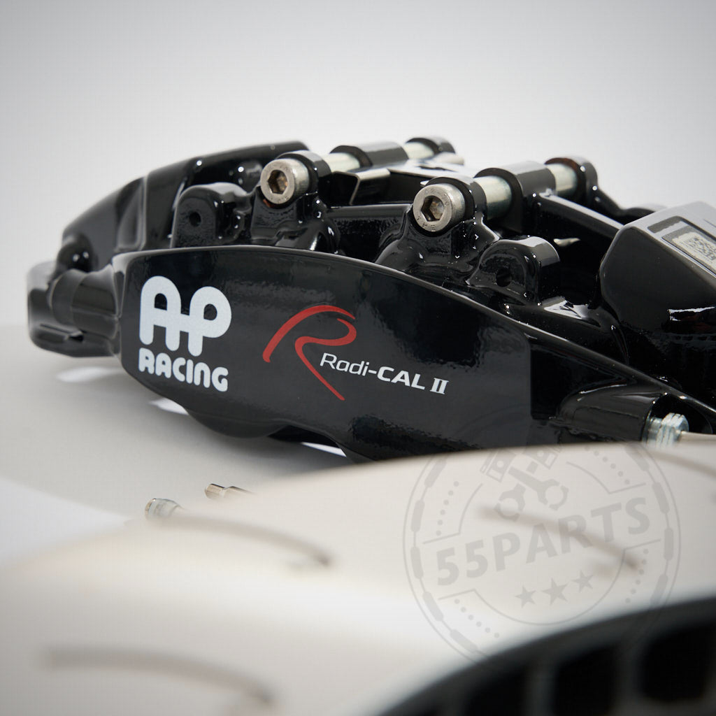 Nahaufnahme eines schwarzen 55Parts AP Racing Radi-CAL 4-Kolben 355x28mm Big Brake Kit für die Hinterachse, ideal für den Straßengebrauch in den meisten BMW-Modellen – perfektes Upgrade von Serienbremsen für Spitzenleistung.