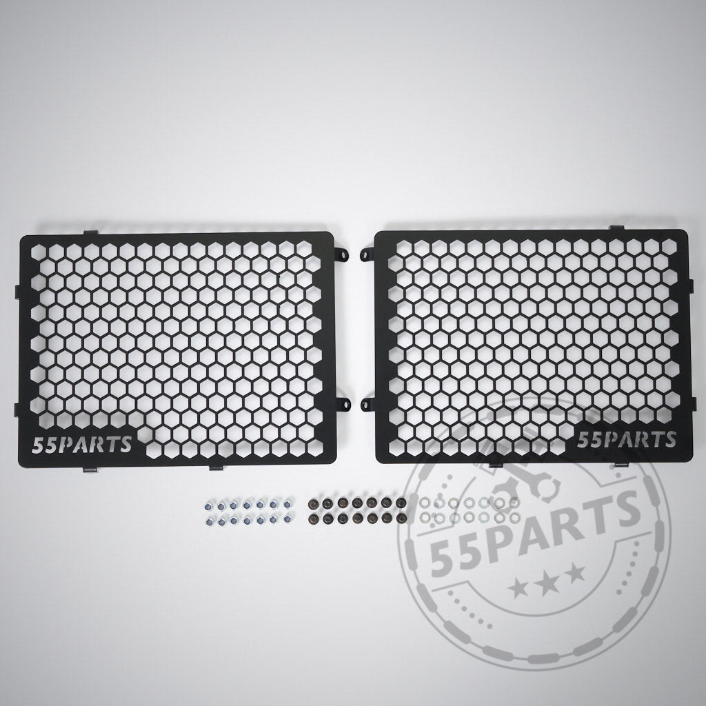 Zwei schwarze 55Parts Special Aluminium Radhaus-Gitter für G8x M2, M3 und M4 Modelle, inklusive Schrauben und Muttern - ideal für Trackday-Setups.