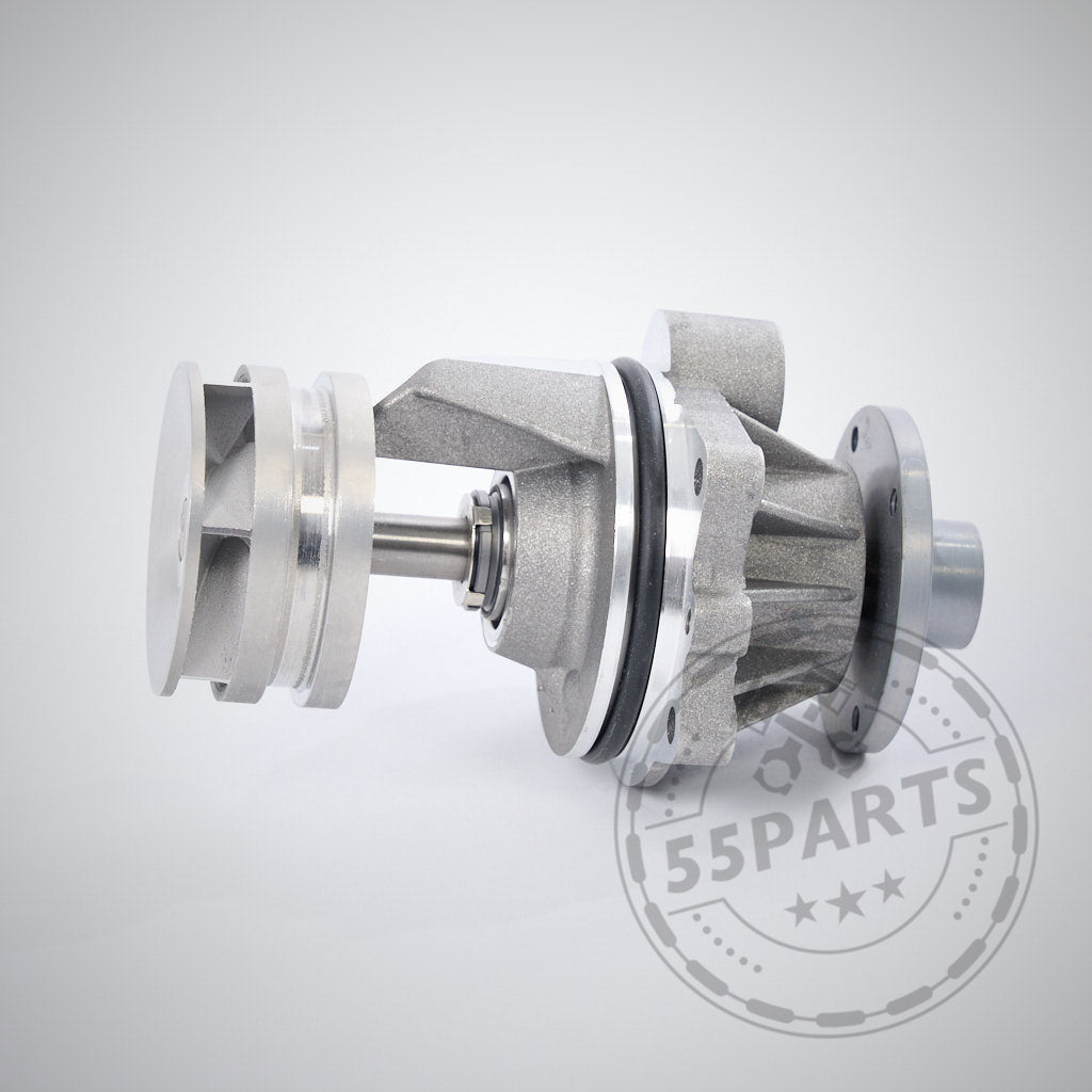 BMW GT4 Wasserpumpe für E9x M3 mit S65 Motor, Aluminium-Schaufelrad, graues Metall, auf hellem Hintergrund fotografiert.