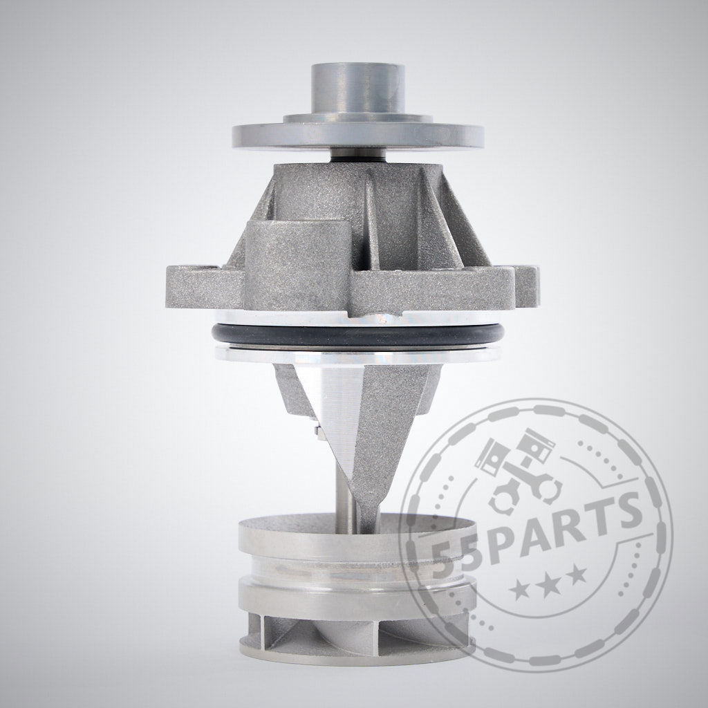 BMW GT4 Wasserpumpe für E9x M3 mit S65 Motor, Metall-Konstruktion mit Aluminium-Schaufelrad, isoliert vor hellem Hintergrund.