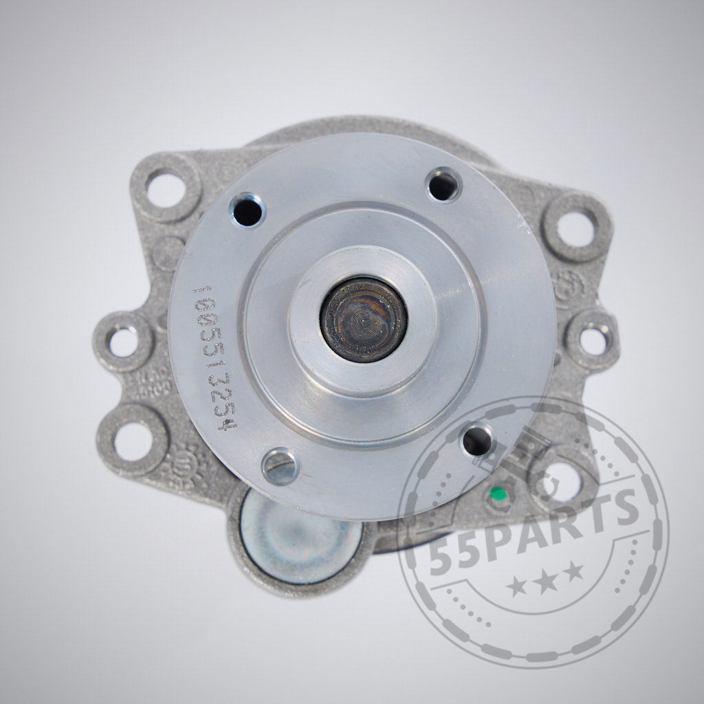 Nahaufnahme einer silbernen BMW GT4 Wasserpumpe für E9x M3 Modelle mit S65 Motor, mit Schrauben und dem 55Parts Wasserzeichen, von oben gesehen.