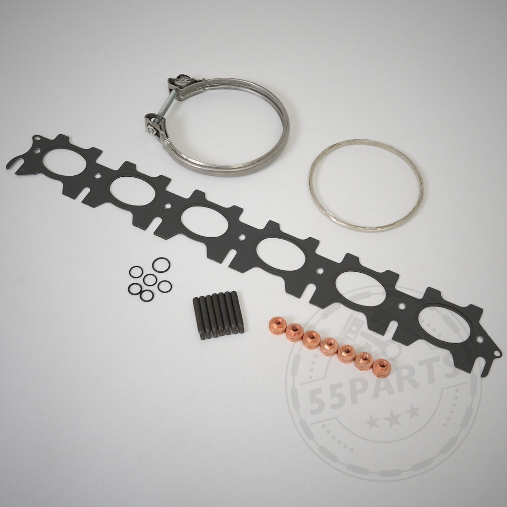 Das 55Parts Einbauset Turbolader passend für BMW M140i, M240i, (M)340i, 440i, 540i, 640i, A90 Supra MK5, Z4 M40i B58/B58TÜ wird mit Schellen, Dichtungen (inkl. Kupfermuttern), O-Ringen und Abgaskrümmerdichtungen auf hellem Hintergrund geliefert.
