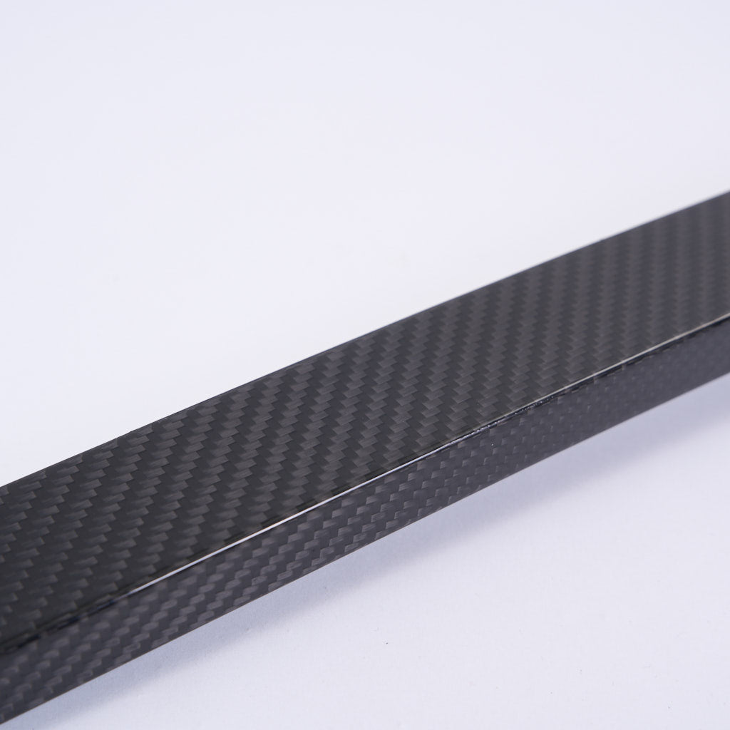 Nahaufnahme der 55Parts Special Carbon CFK Domstrebe, entwickelt für BMW M2, M3 und M4 (G80, G81, G82, G83, G87), mit schwarzer Kohlefaserstruktur auf weißem Hintergrund.