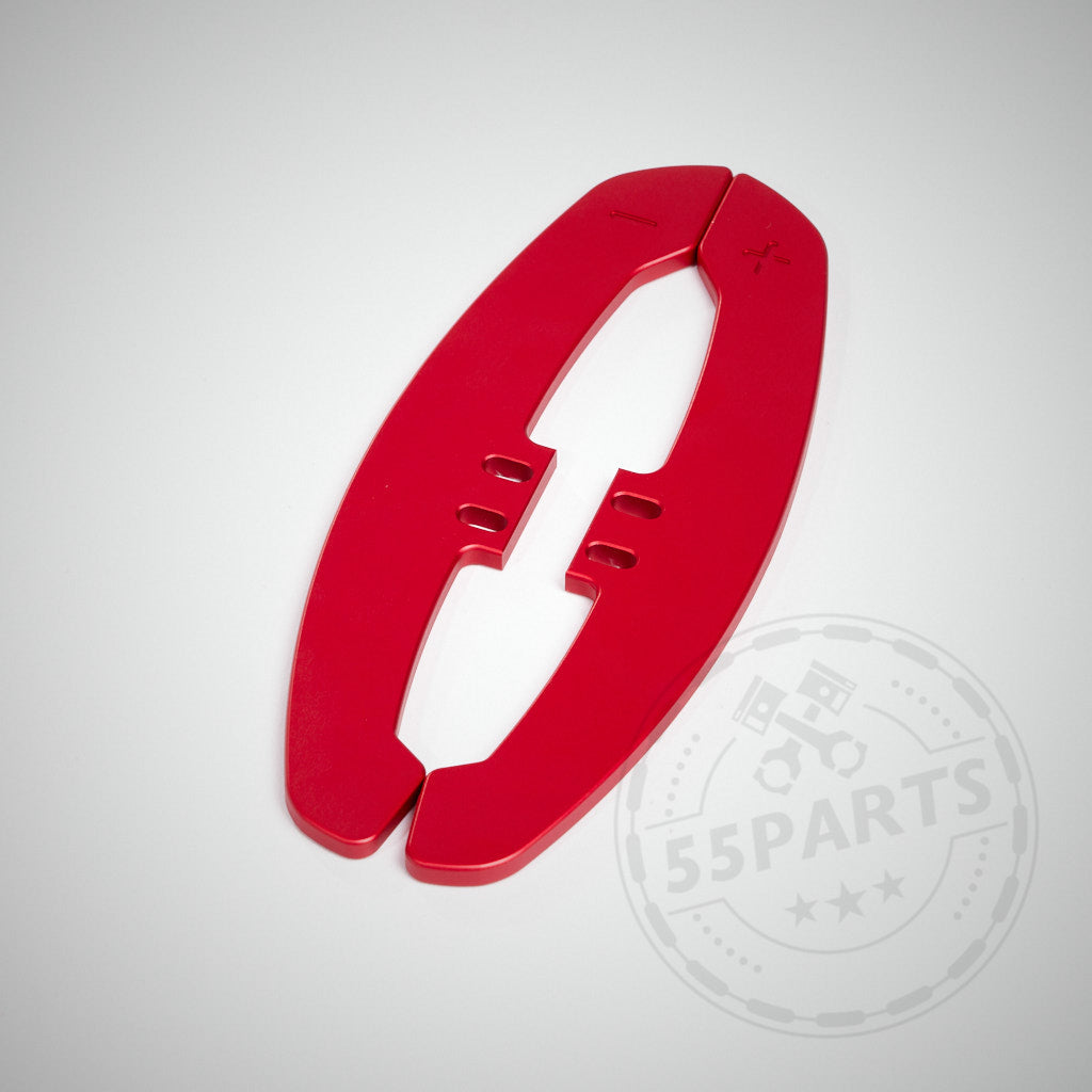 Auf weißem Hintergrund sind zwei rote CNC-gefertigte Aluminium-Schaltwippenverlängerungen Special für magnetische Schalthebel mit Aussparungen und Plus-/Minus-Symbolen abgebildet.