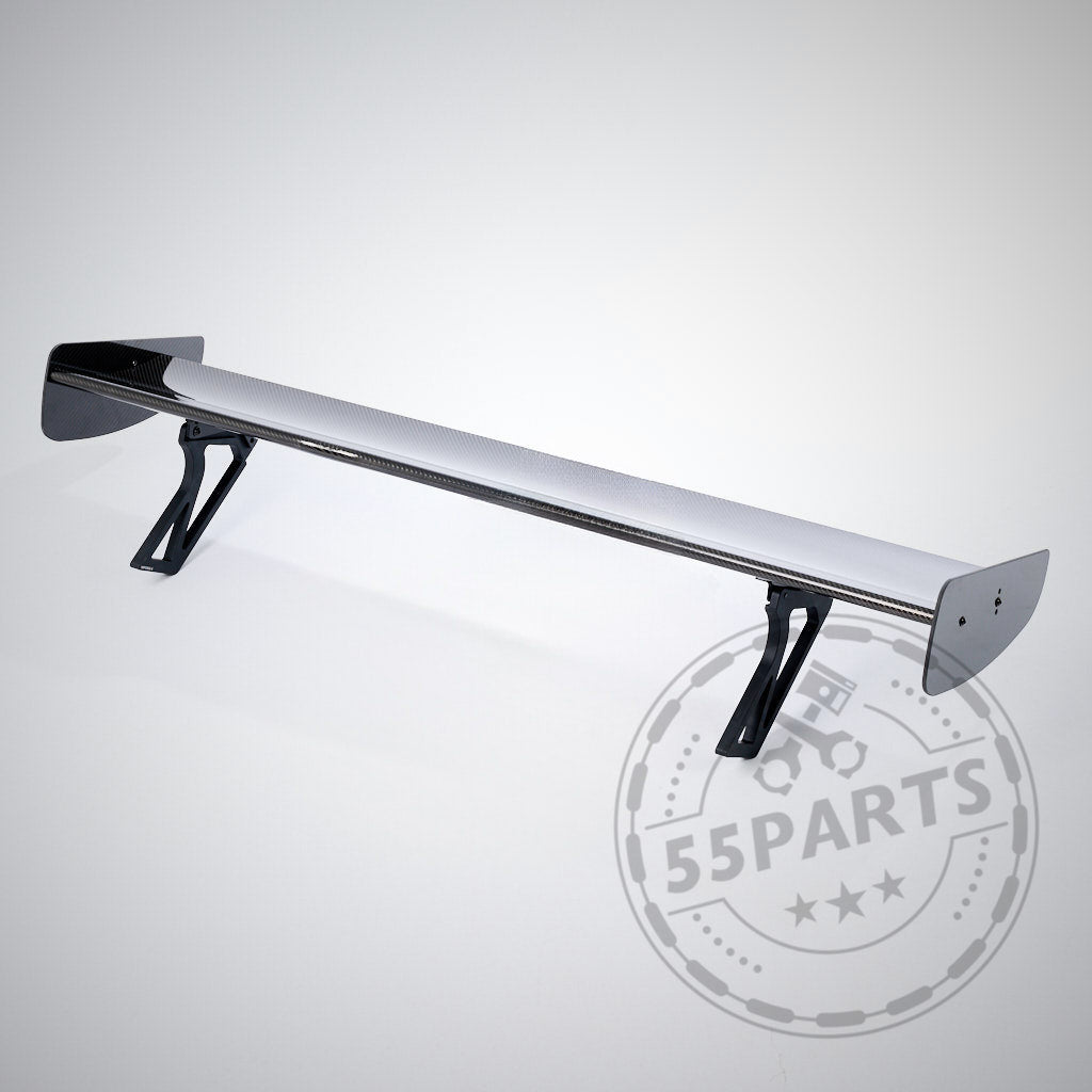 Ein schwarz-silberner 55Parts Motorsport Carbon Heckspoiler Heckflügel mit Metallhalterungen, passend für fast alle BMW Modelle inklusive Teilegutachten, dargestellt auf einem schlichten weißen Hintergrund.