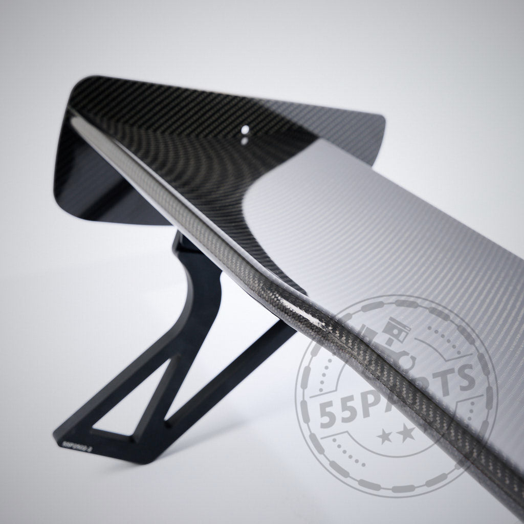 Nahaufnahme des 55Parts Motorsport Carbon Heckspoiler Heckflügels, passend für fast alle BMW Modelle, dargestellt mit schwarzem Metallträger und Teilegutachten-Wasserzeichen.