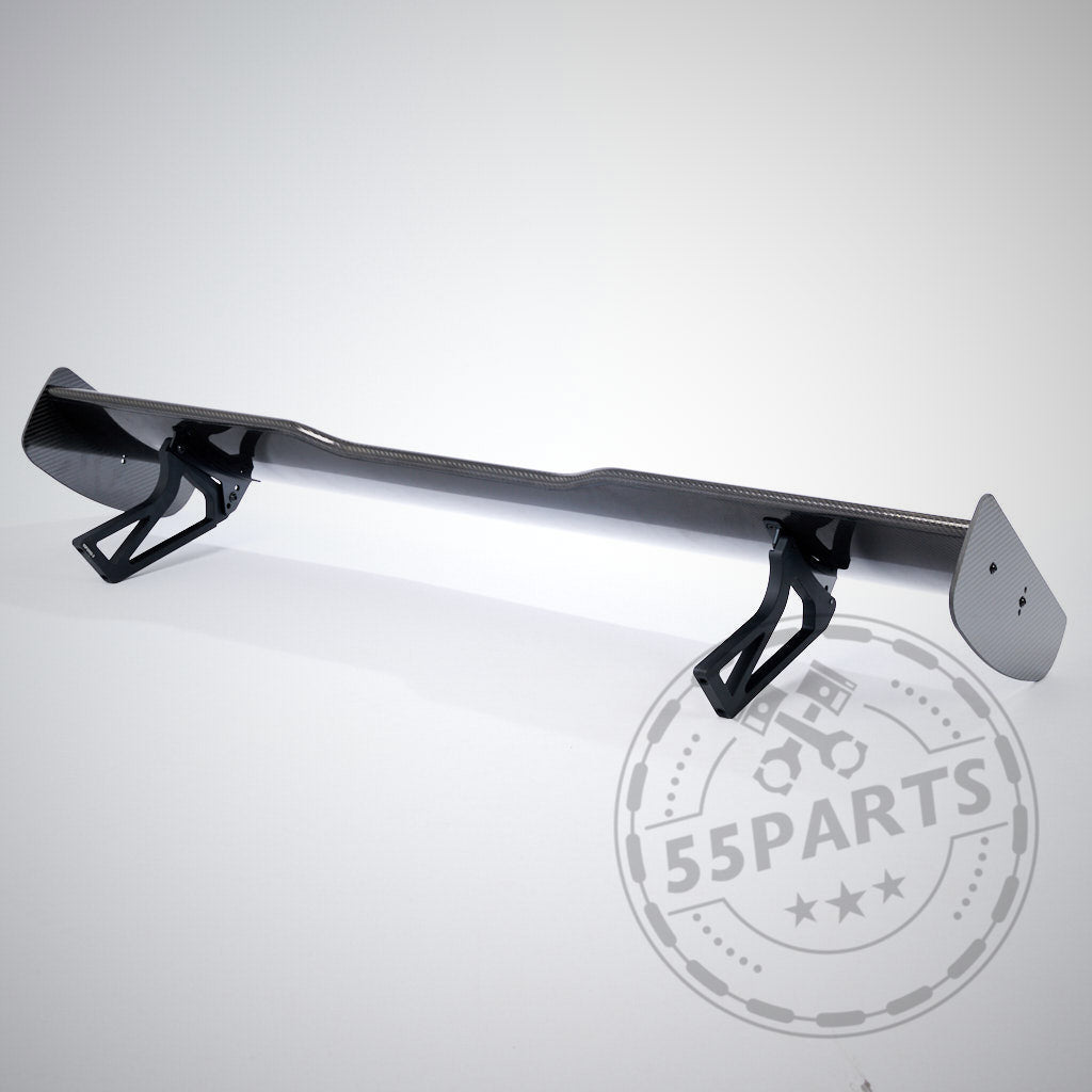 Der 55Parts Motorsport Carbon Heckspoiler Heckflügel, passend für fast alle BMW Modelle incl. Teilegutachten, ist auf weißem Hintergrund mit schwarzer Halterung und 55Parts Wasserzeichen abgebildet.