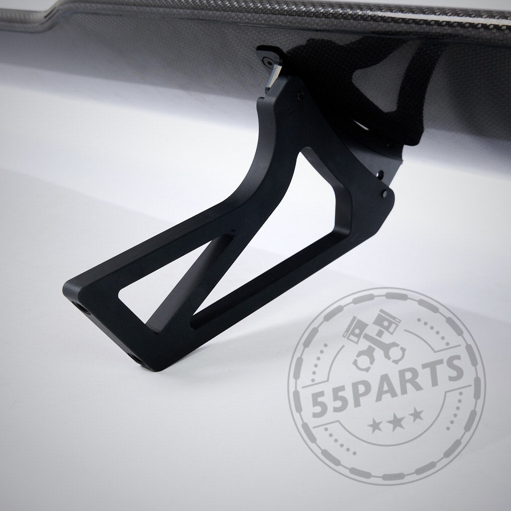 Schwarzes, kantiges Metallteil auf Kohlefaseroberfläche aus dem 55Parts Motorsport Carbon Heckspoiler Heckflügel Flügel, passend für fast alle BMW Modelle mit Teilegutachten; "55Parts" Wasserzeichen vorne sichtbar.