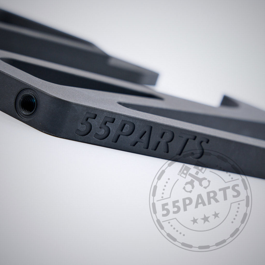 Nahaufnahme eines schwarzen Metallteils mit 55Parts-Gravur und einem schwachen Logo-Wasserzeichen - ein ideales Zubehör für den 55Parts Motorsport Carbon Heckspoiler Heckflügel, passend für die meisten BMW-Modelle.