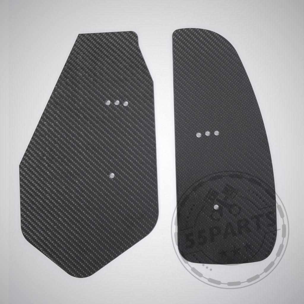 Zwei schwarze, strukturierte Kohlefaserplatten mit abgerundeten Ecken und kleinen Bohrungen - 55Parts Motorsport Carbon Heckspoiler Heckflügel Flügel, passend für fast alle BMW Modelle inklusive Teilegutachten - sind auf hellem Hintergrund zu sehen.