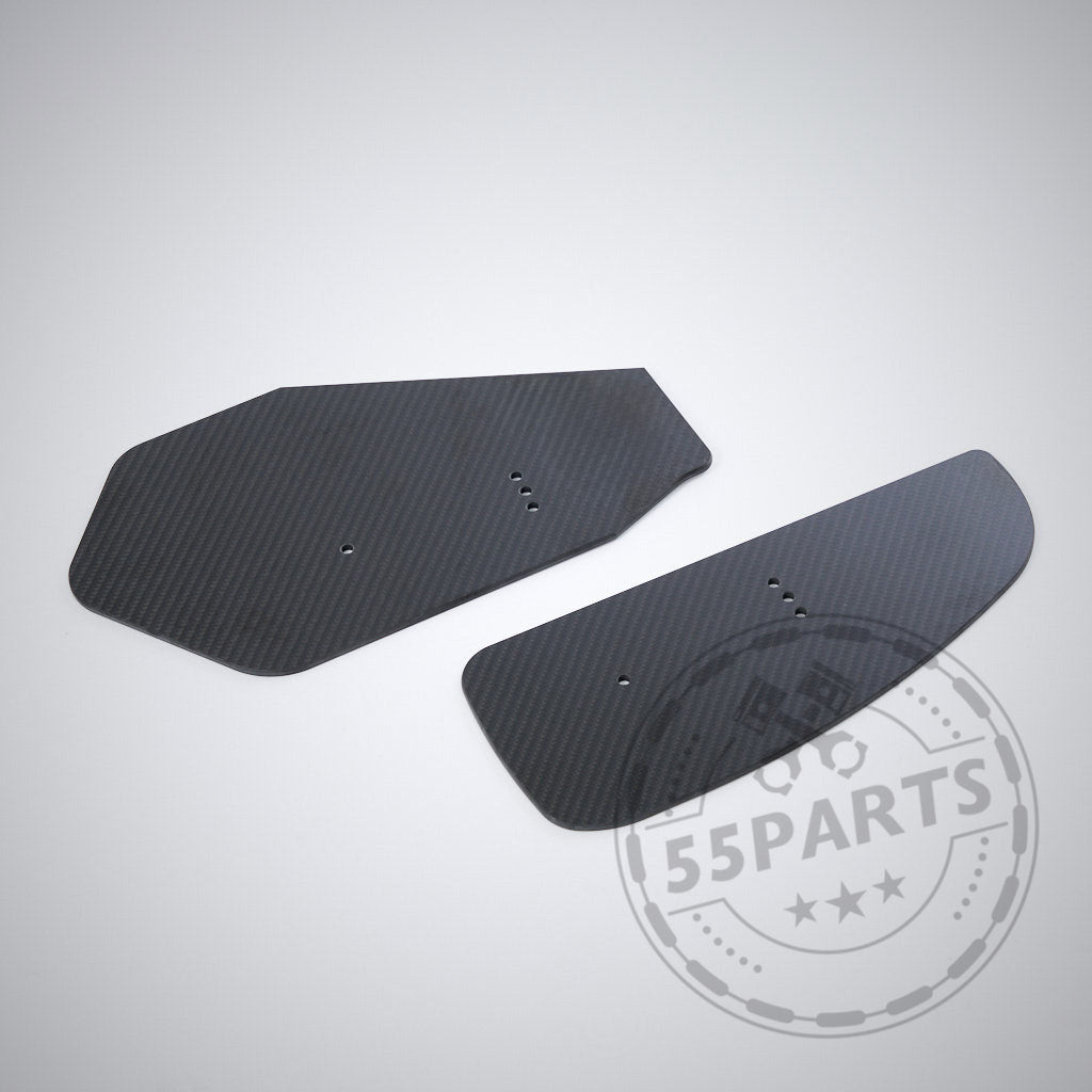 Zwei schwarze Kohlefaser Motorsport Carbon Heckspoiler Heckflügel von 55Parts, passend für fast alle BMW Modelle und inklusive Teilegutachten, abgebildet auf hellgrauem Hintergrund.