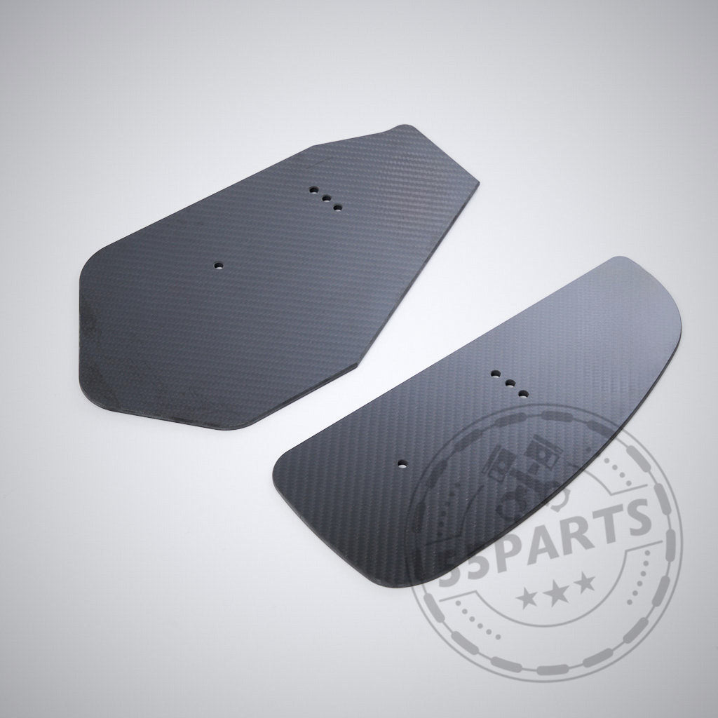 Zwei flache, schwarze Kohlefaserplatten von 55Parts, abgebildet auf hellgrauem Hintergrund - ideal als Motorsport Carbon Heckspoiler Heckflügel Flügel für fast alle BMW Modelle, inklusive Teilegutachten!.