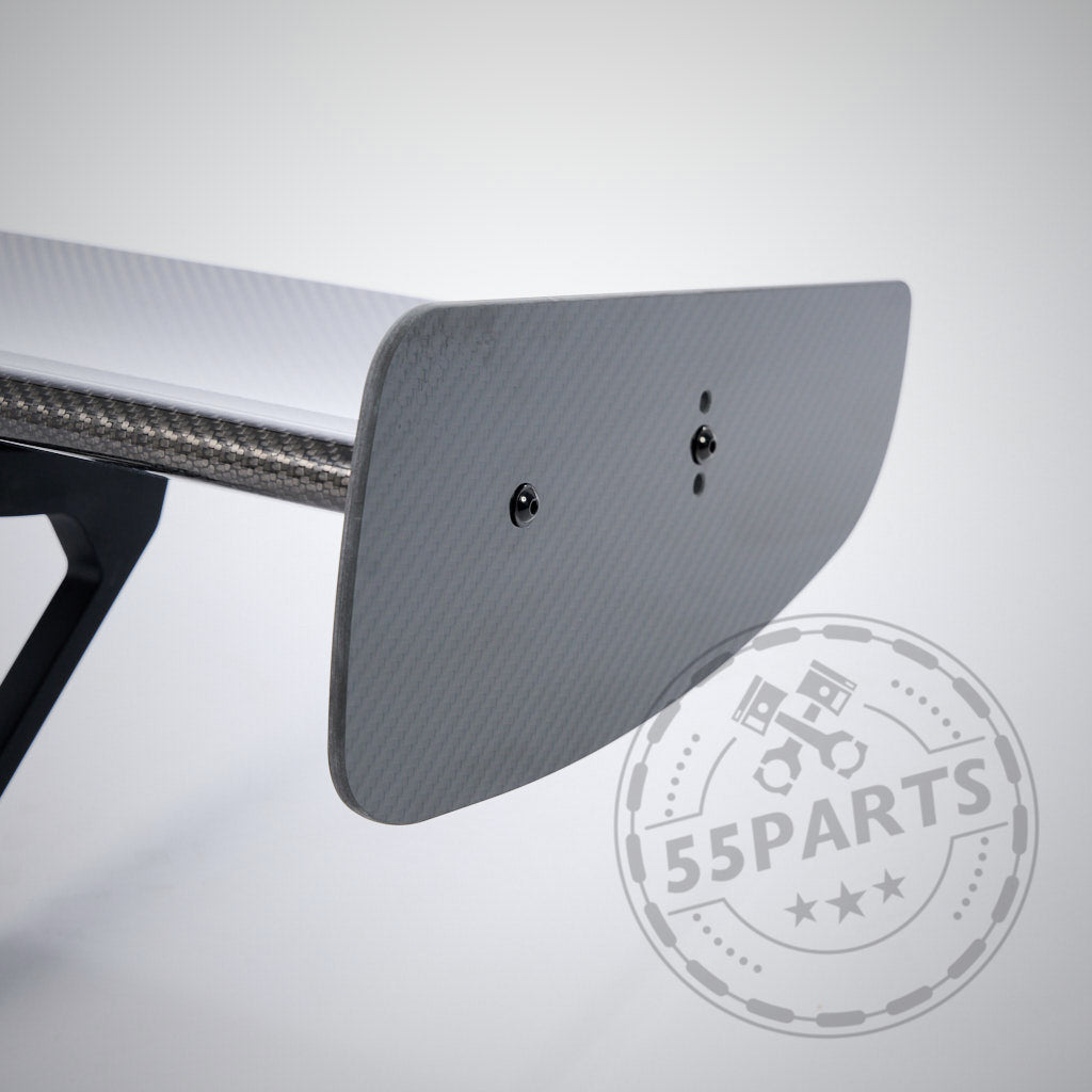 Nahaufnahme des 55Parts Motorsport Carbon Heckspoiler Heckflügels für fast alle BMW Modelle, inklusive Teilegutachten, dargestellt mit einem Logo-Wasserzeichen auf hellem Hintergrund.