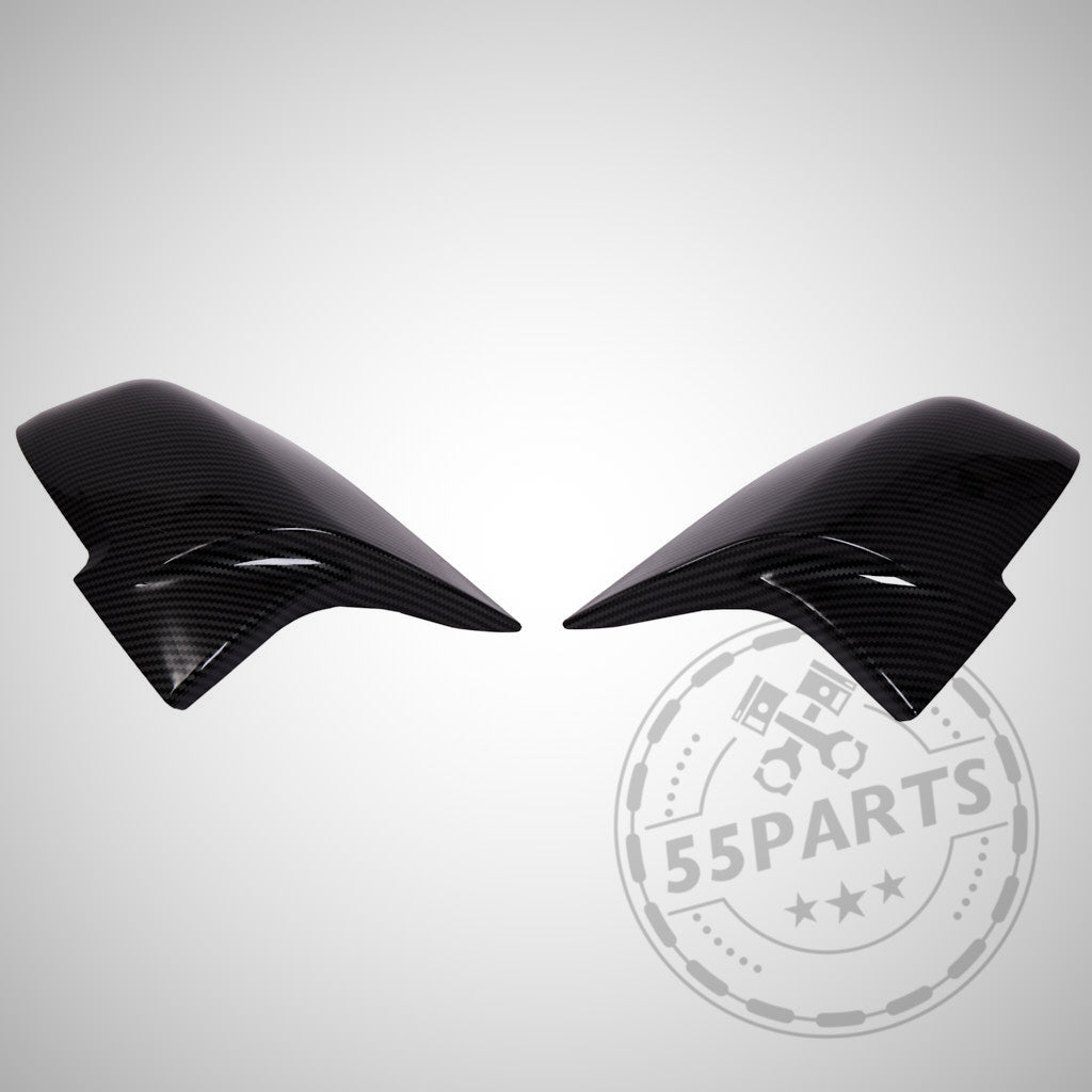 Ein Paar schwarze Spiegelkappen line55parts.comsign Spiegelabdeckungen passend für BMW F87 F2x F3x M2 M135i M140i M340i, abgebildet auf hellem Hintergrund mit einem 55Parts-Wasserzeichen.