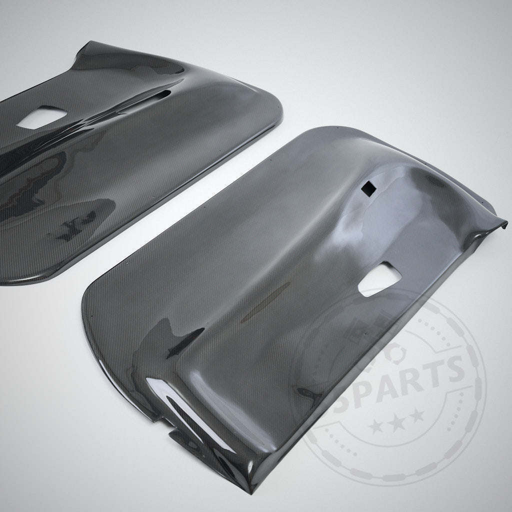 Zwei glänzend schwarze 55Parts Carbon Türverkleidungen, passend für BMW E92/E93 inkl. M3, mit präziser Passform und Premium-Qualität, sind mit Aussparungen versehen und auf einem hellgrauen Untergrund abgebildet.