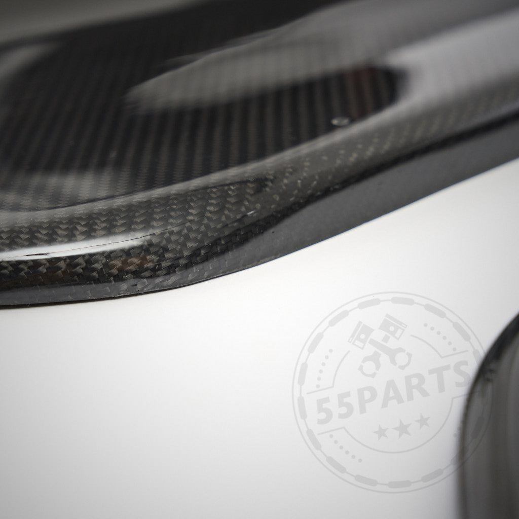 Zwei glänzend schwarze Carbon-Türverkleidungen „Carbon Türpappen passend für BMW E92 E93 inkl. M3“ stehen nebeneinander auf hellgrauem Untergrund und unterstreichen so Passgenauigkeit und Qualität.